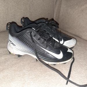 Child's size 13 Nike Bsbl shoes